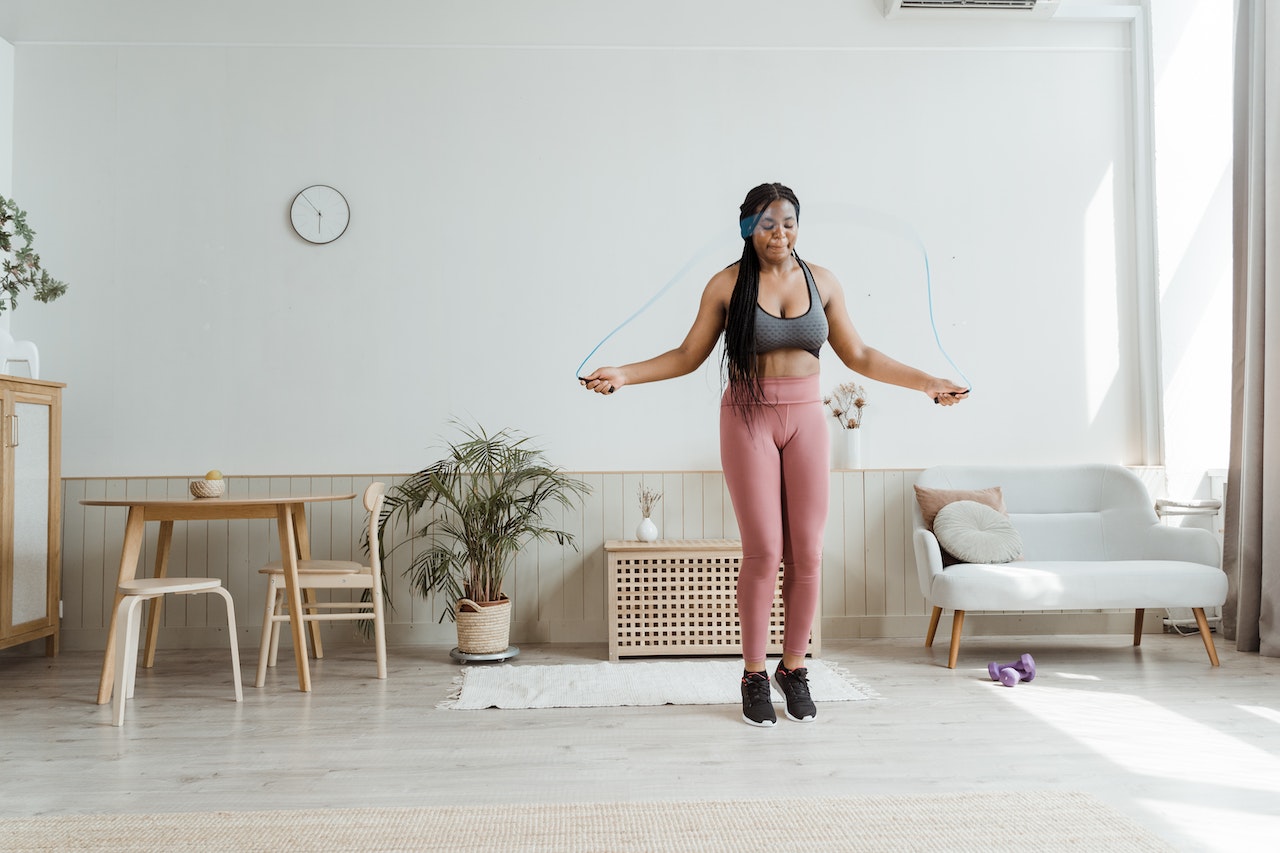 weight loss tips at home -woman using a jump rope